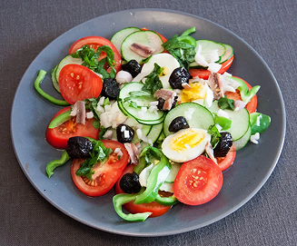 Photo du plat La véritable salade niçoise : thon, œuf et olives noires